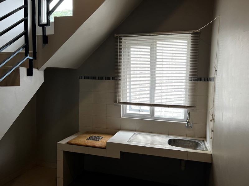 Rumah Baru 3 Lantai , Sayap Riau , dekat Gedung Sate