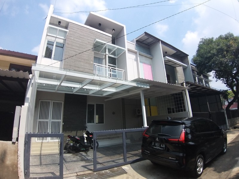Rumah Baru 3 Lantai , Sayap Riau , dekat Gedung Sate