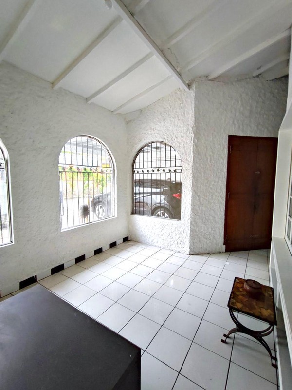 Di jual Rumah lama terawat di Jl Anggrek Lestari Indah Lebak Bulus - Jaksel 