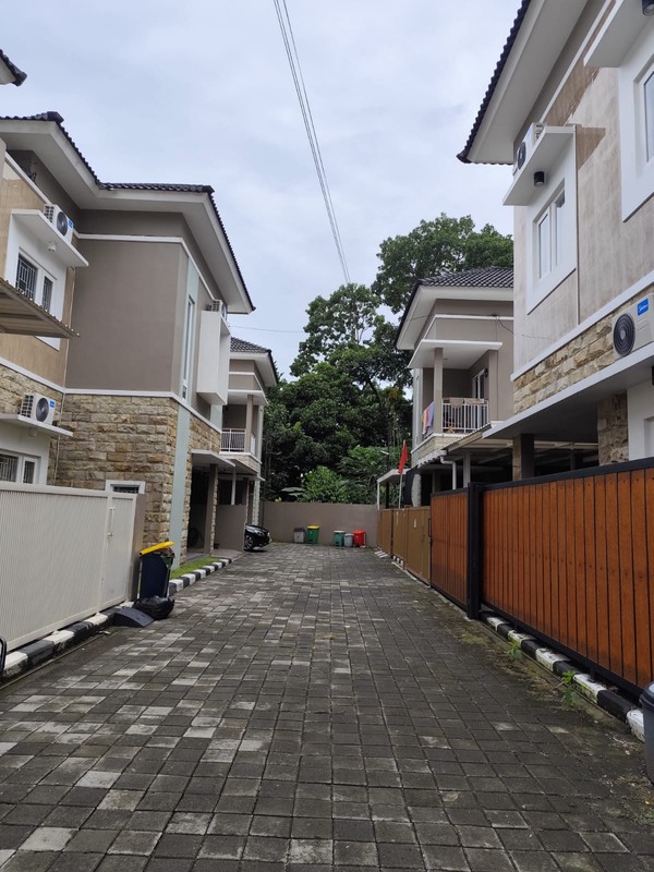 Dijual Hunian 2 Lantai Full Furnished Dalam Perum, Dekat Dengan SMA N 2 Ngaglik, Sukoharjo, Ngaglik, Sleman