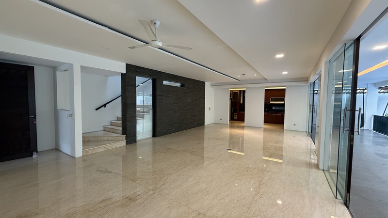 MODERN AND BEAUTIFUL HOUSE AT SENAYAN AREA