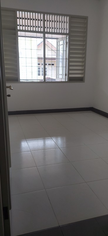 2 lantai bagus bangunan kokoh besar murah dalam perumahan besar di Jurang Mangu.