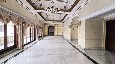 Rumah Mewah di Jemur Andayani Surabaya Selatan, Strategis, ada Kolam Renang, Bisa untuk Kantor, Siap Huni