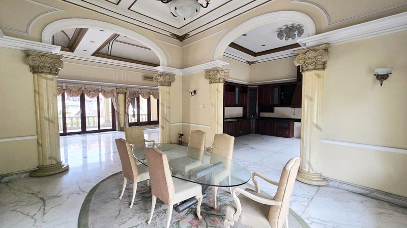 Rumah Mewah di Jemur Andayani Surabaya Selatan, Strategis, ada Kolam Renang, Bisa untuk Kantor, Siap Huni