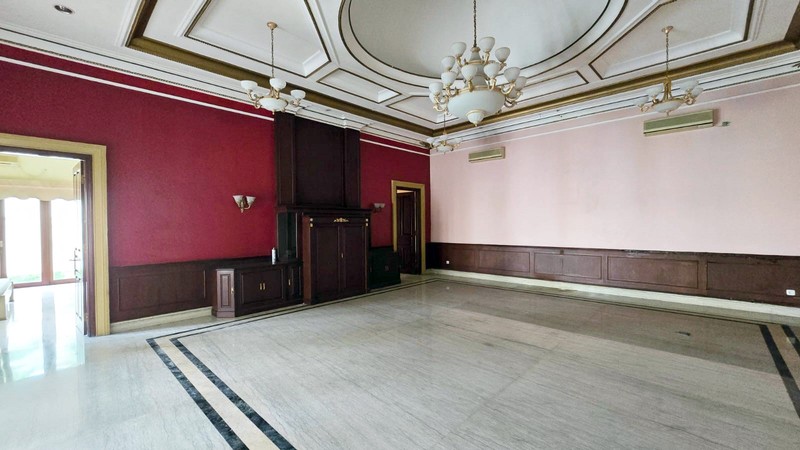 Rumah Mewah di Jemur Andayani Surabaya Selatan, Strategis, ada Kolam Renang, Bisa untuk Kantor, Siap Huni