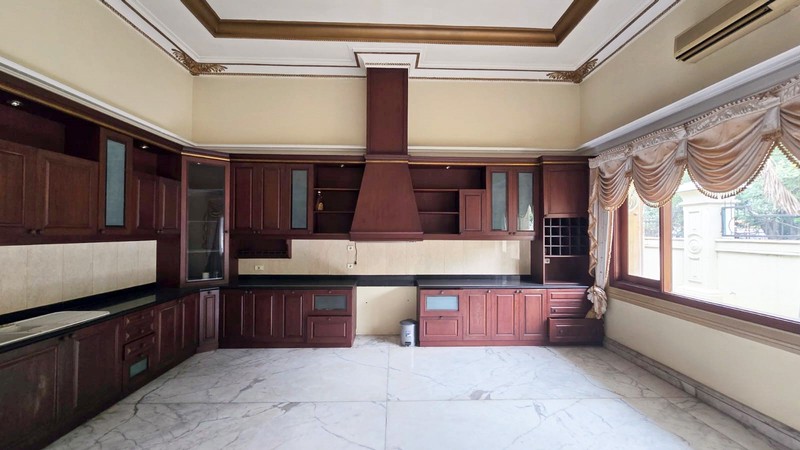 Rumah Mewah di Jemur Andayani Surabaya Selatan, Strategis, ada Kolam Renang, Bisa untuk Kantor, Siap Huni