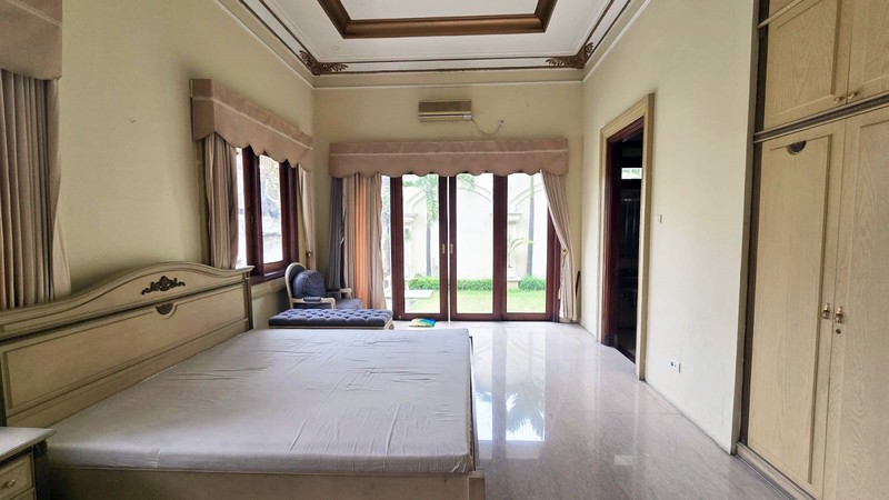 Rumah Mewah di Jemur Andayani Surabaya Selatan, Strategis, ada Kolam Renang, Bisa untuk Kantor, Siap Huni