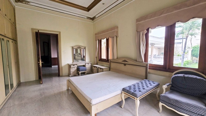 Rumah Mewah di Jemur Andayani Surabaya Selatan, Strategis, ada Kolam Renang, Bisa untuk Kantor, Siap Huni