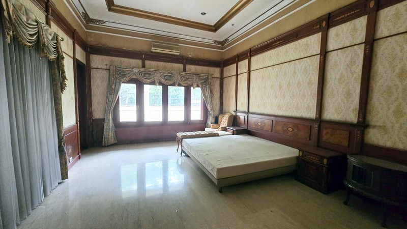 Rumah Mewah di Jemur Andayani Surabaya Selatan, Strategis, ada Kolam Renang, Bisa untuk Kantor, Siap Huni