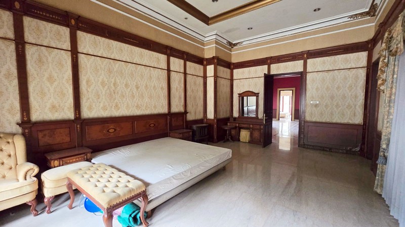 Rumah Mewah di Jemur Andayani Surabaya Selatan, Strategis, ada Kolam Renang, Bisa untuk Kantor, Siap Huni