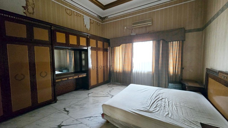 Rumah Mewah di Jemur Andayani Surabaya Selatan, Strategis, ada Kolam Renang, Bisa untuk Kantor, Siap Huni