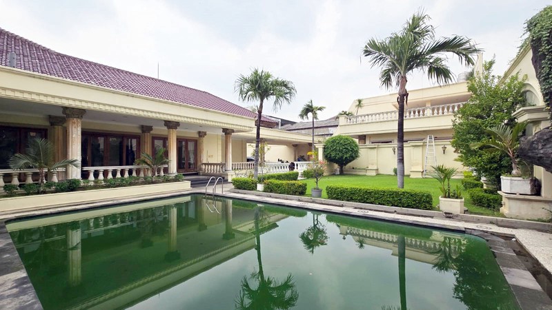 Rumah Mewah di Jemur Andayani Surabaya Selatan, Strategis, ada Kolam Renang, Bisa untuk Kantor, Siap Huni