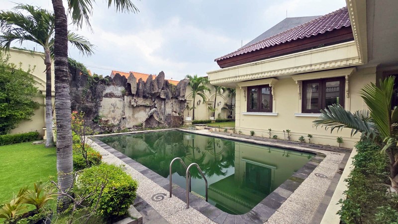 Rumah Mewah di Jemur Andayani Surabaya Selatan, Strategis, ada Kolam Renang, Bisa untuk Kantor, Siap Huni