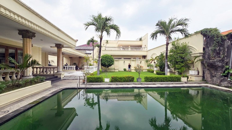 Rumah Mewah di Jemur Andayani Surabaya Selatan, Strategis, ada Kolam Renang, Bisa untuk Kantor, Siap Huni