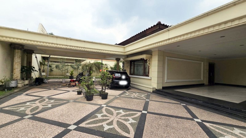 Rumah Mewah di Jemur Andayani Surabaya Selatan, Strategis, ada Kolam Renang, Bisa untuk Kantor, Siap Huni