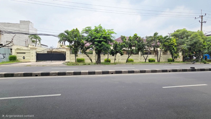 Rumah Mewah di Jemur Andayani Surabaya Selatan, Strategis, ada Kolam Renang, Bisa untuk Kantor, Siap Huni