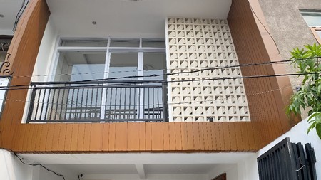 Rumah 2 Lantai + Rooftop Lokasi di Tebet Jaksel