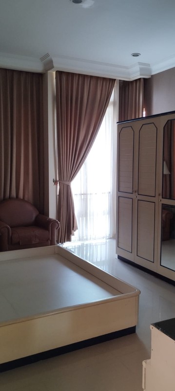 Murah Luas 230 M2 Dijual Rumah Pakuwon Indah - Semi Furnished Modern - Spesial Row Jalan Kembar 