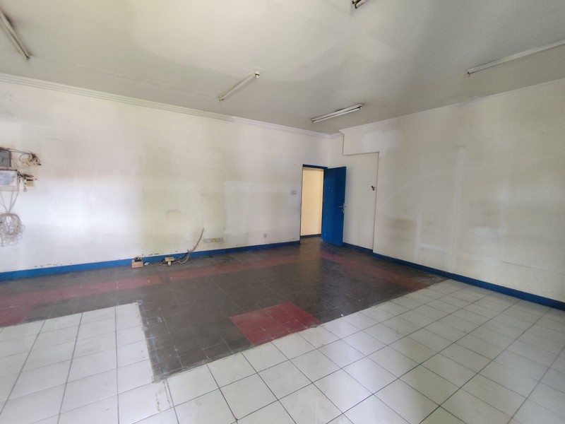 Disewakan Ruko Strategis di Pinggir Jalan Nasional, Area Komersial Ramai, Tridadi, Sleman