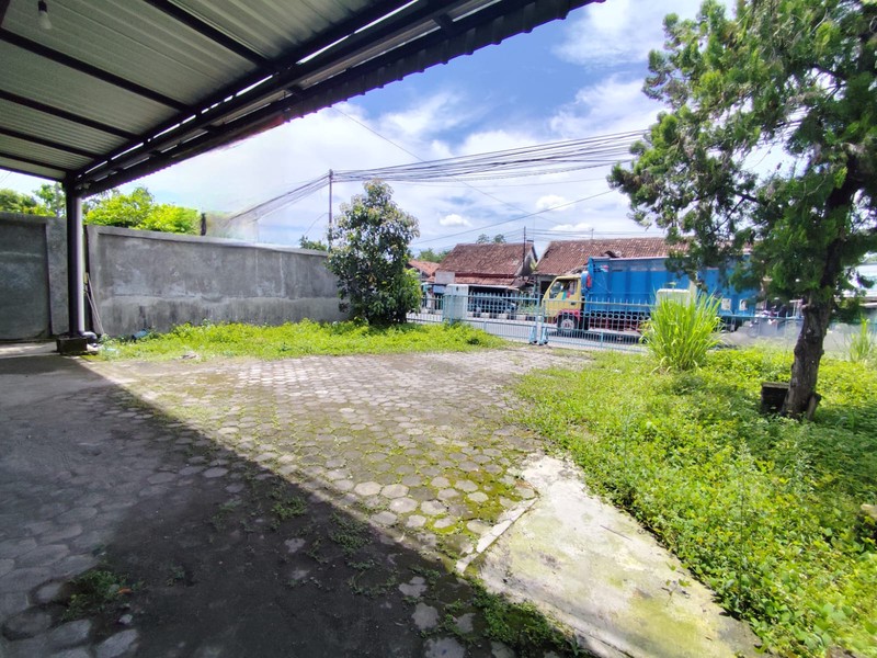 Disewakan Ruko Strategis di Pinggir Jalan Nasional, Area Komersial Ramai, Tridadi, Sleman