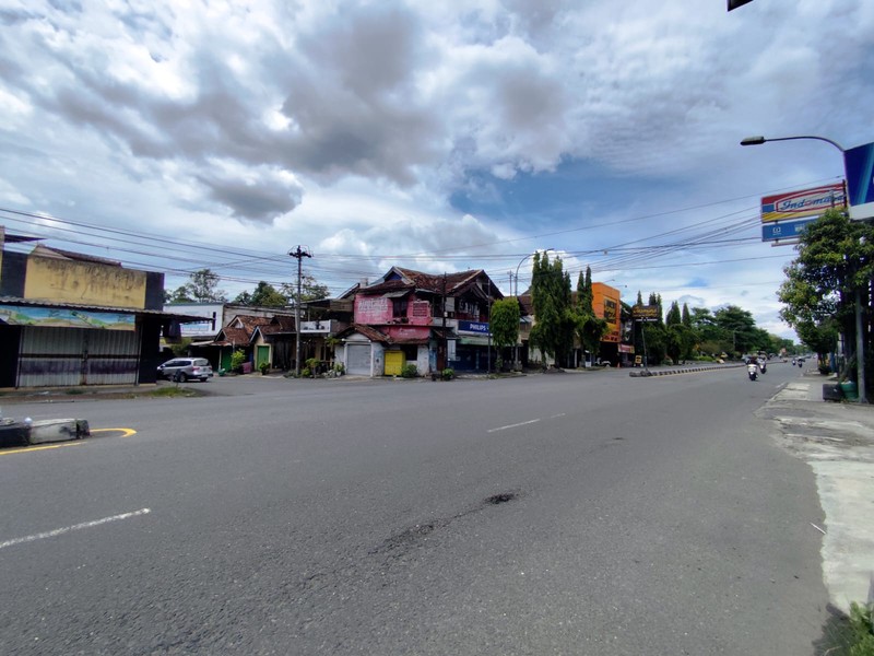 Disewakan Ruko Strategis di Pinggir Jalan Nasional, Area Komersial Ramai, Tridadi, Sleman