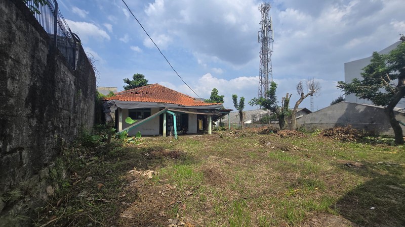 Rumah Hitung Tanah 630 m2, Lokasi Pinggir Jalan Raya Cinere