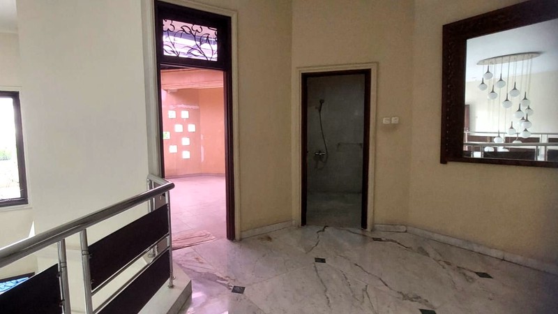 Rumah Luas Cocok untuk Kantor atau Tempat Usaha di Cipete Utara, Dharmawangsa, Kebayoran Baru