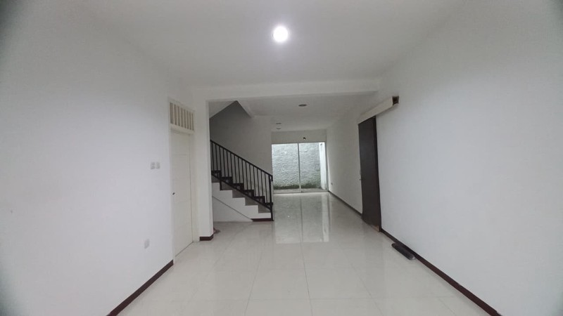 Rumah Disewakan 5 KT di Tebet Jaksel - Akses Jalan 2 Mobil