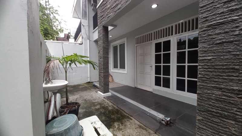 Rumah Disewakan 5 KT di Tebet Jaksel - Akses Jalan 2 Mobil