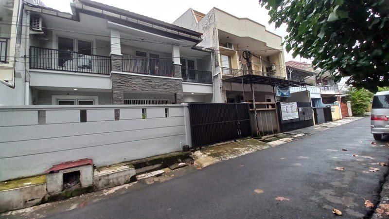 Rumah Disewakan 5 KT di Tebet Jaksel - Akses Jalan 2 Mobil