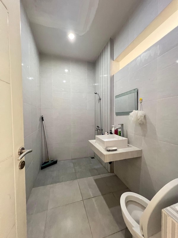 1 675. Dijual / Disewakan Rumah Modern 2,5 Lantai Alam Hijau Citraland Shm- Lokasi Premium Siap Huni!!