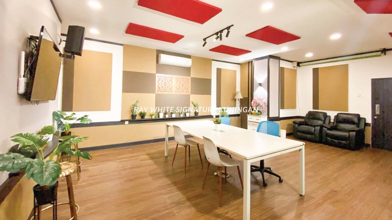 Gedung Komersial 3 Lantai di lokasi strategis Tebet - Cocok untuk Kantor & Usaha