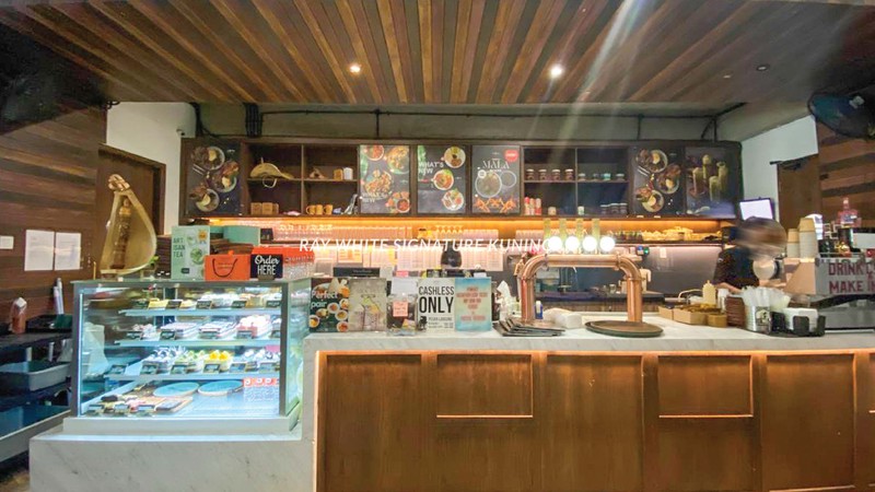 Gedung Komersial 3 Lantai di lokasi strategis Tebet - Cocok untuk Kantor & Usaha