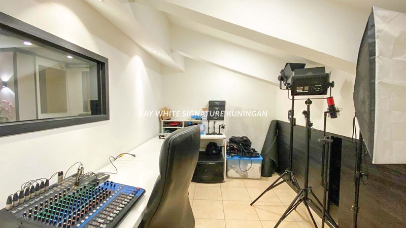 Gedung Komersial 3 Lantai di lokasi strategis Tebet - Cocok untuk Kantor & Usaha