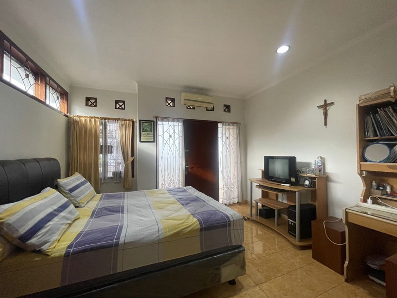 Rumah Keluarga Lokasi Strategis di Sanggar Hurip