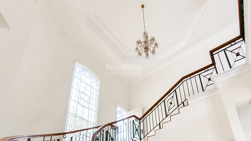 Rumah Mewah Strategis di Adiaksa, Lebak Bulus Jakarta Selatan - Kolam Renang, Akses Tol & MRT!