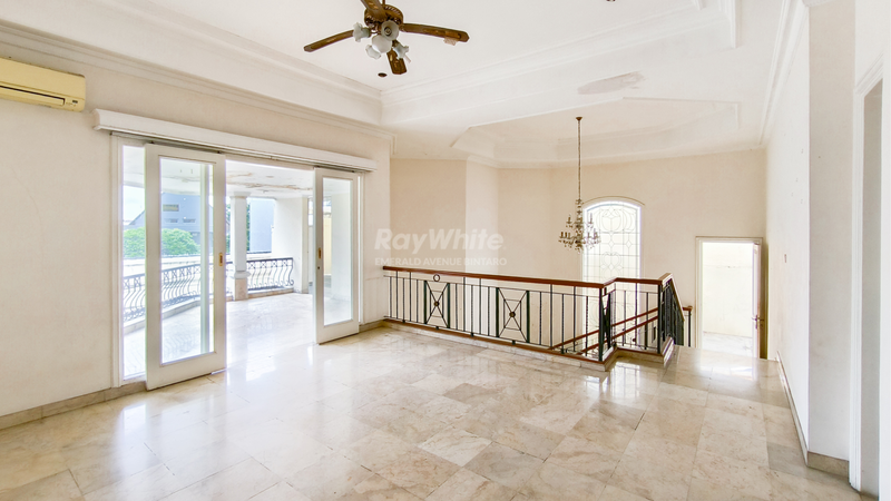 Rumah Mewah Strategis di Adiaksa, Lebak Bulus Jakarta Selatan - Kolam Renang, Akses Tol & MRT!