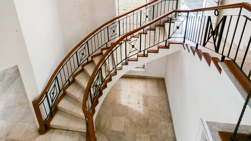 Rumah Mewah Strategis di Adiaksa, Lebak Bulus Jakarta Selatan - Kolam Renang, Akses Tol & MRT!