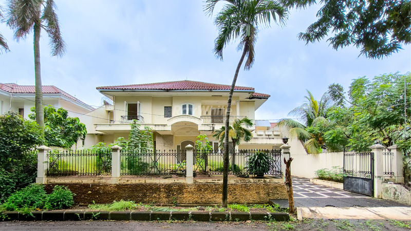 Rumah Mewah Strategis di Adiaksa, Lebak Bulus Jakarta Selatan - Kolam Renang, Akses Tol & MRT!