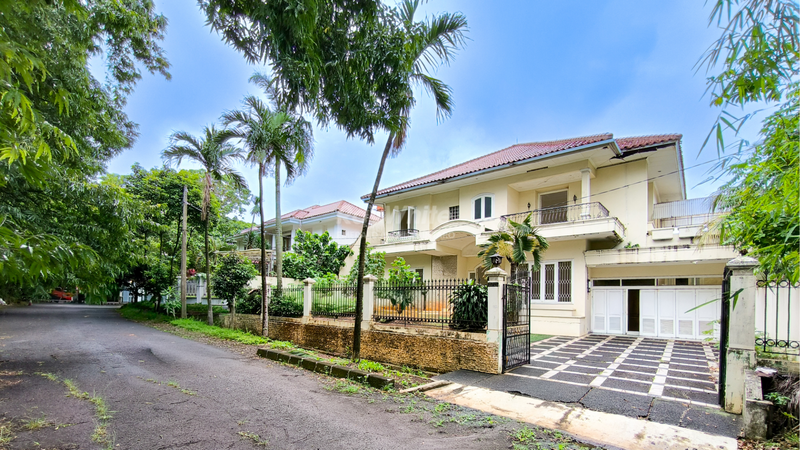 Rumah Mewah Strategis di Adiaksa, Lebak Bulus Jakarta Selatan - Kolam Renang, Akses Tol & MRT!