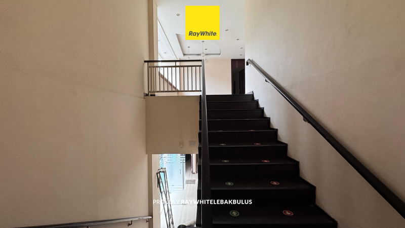 Disewakan Murah Bangunan Komersial cocok untuk Resto/Cafe di Jalan Wolter Monginsidi, Kebayoran Baru