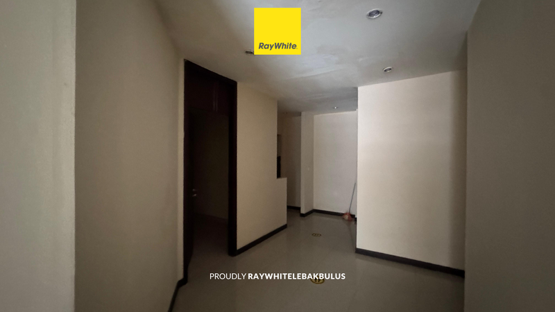 Disewakan Murah Bangunan Komersial cocok untuk Resto/Cafe di Jalan Wolter Monginsidi, Kebayoran Baru