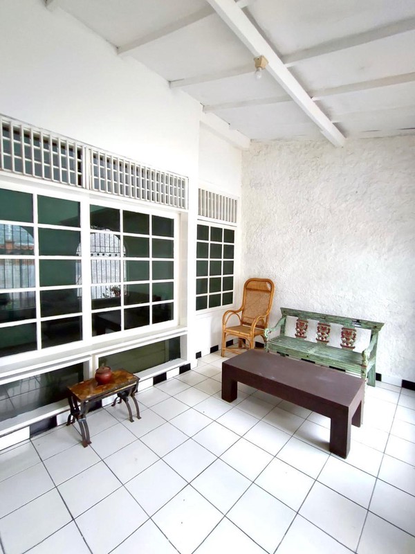 Rumah Luas 5+1 Kamar, Kompleks Lebak Lestari Indah, Jakarta Selatan