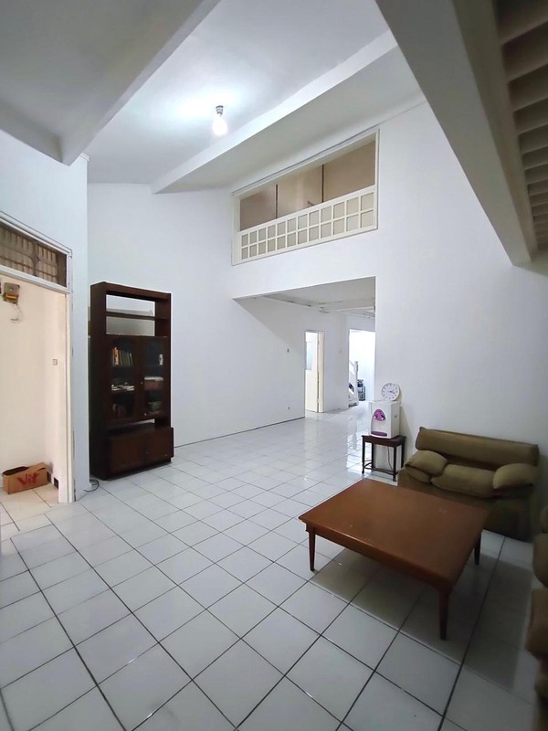 Rumah Luas 5+1 Kamar, Kompleks Lebak Lestari Indah, Jakarta Selatan