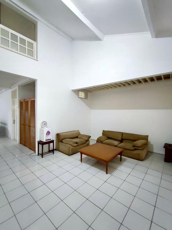 Rumah Luas 5+1 Kamar, Kompleks Lebak Lestari Indah, Jakarta Selatan