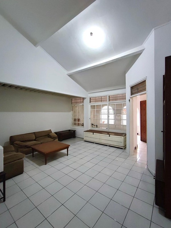 Rumah Luas 5+1 Kamar, Kompleks Lebak Lestari Indah, Jakarta Selatan