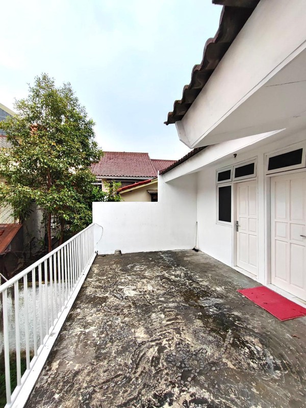 Rumah Luas 5+1 Kamar, Kompleks Lebak Lestari Indah, Jakarta Selatan