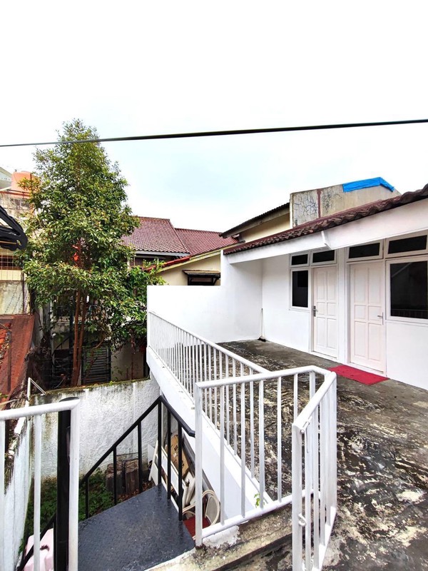 Rumah Luas 5+1 Kamar, Kompleks Lebak Lestari Indah, Jakarta Selatan
