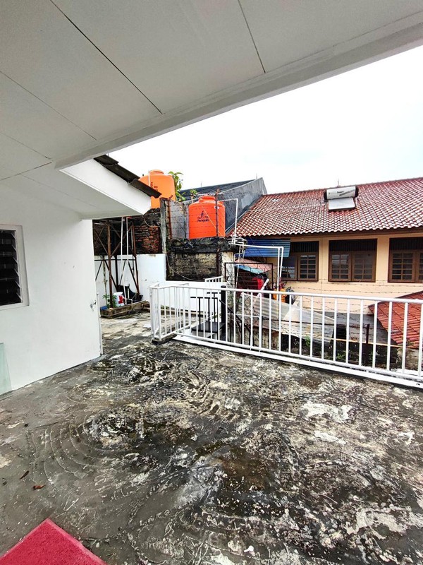 Rumah Luas 5+1 Kamar, Kompleks Lebak Lestari Indah, Jakarta Selatan