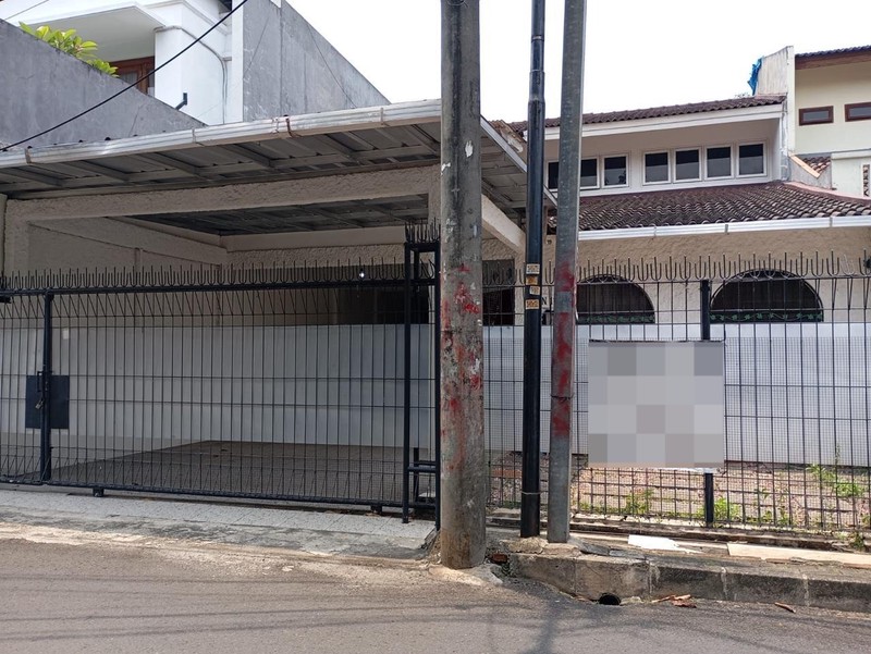 Rumah Luas 5+1 Kamar, Kompleks Lebak Lestari Indah, Jakarta Selatan